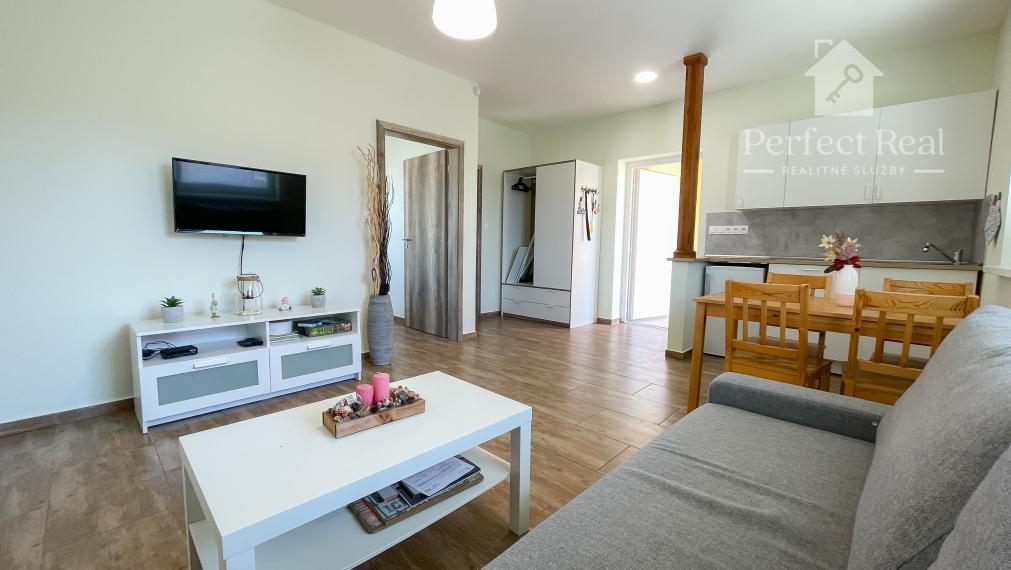 Pozemok s dvojdomom vo Veľkom Mederi na predaj.