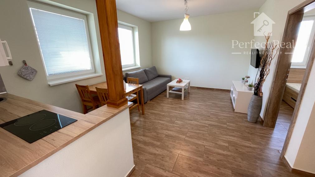 Pozemok s dvojdomom vo Veľkom Mederi na predaj.