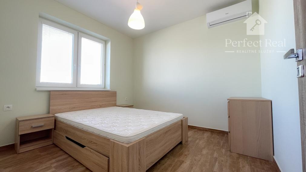 Pozemok s dvojdomom vo Veľkom Mederi na predaj.