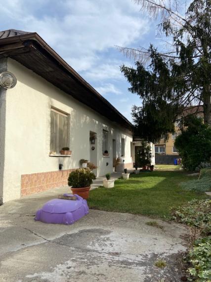 Rodinný dom vo vidieckom štýle s veľkým pozemkom na predaj