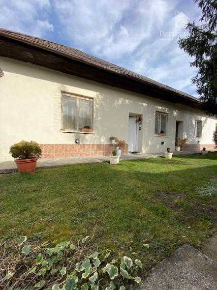 Rodinný dom vo vidieckom štýle s veľkým pozemkom na predaj