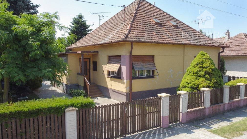 Obývateľný, veľmi zachovalý 4 izbový priestranný RD v obci Zlaté Klasy