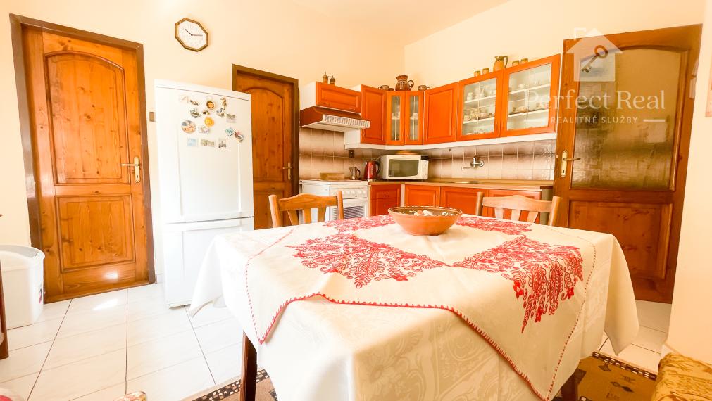 Obývateľný, veľmi zachovalý 4 izbový priestranný RD v obci Zlaté Klasy