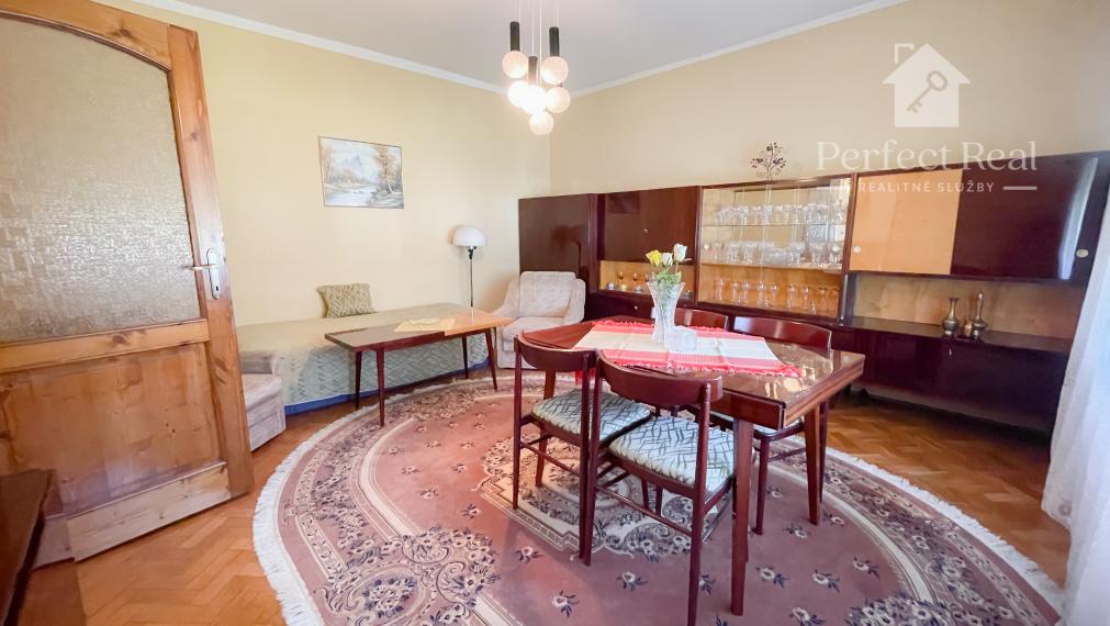 Obývateľný, veľmi zachovalý 4 izbový priestranný RD v obci Zlaté Klasy