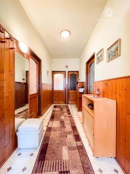 Obývateľný, veľmi zachovalý 4 izbový priestranný RD v obci Zlaté Klasy