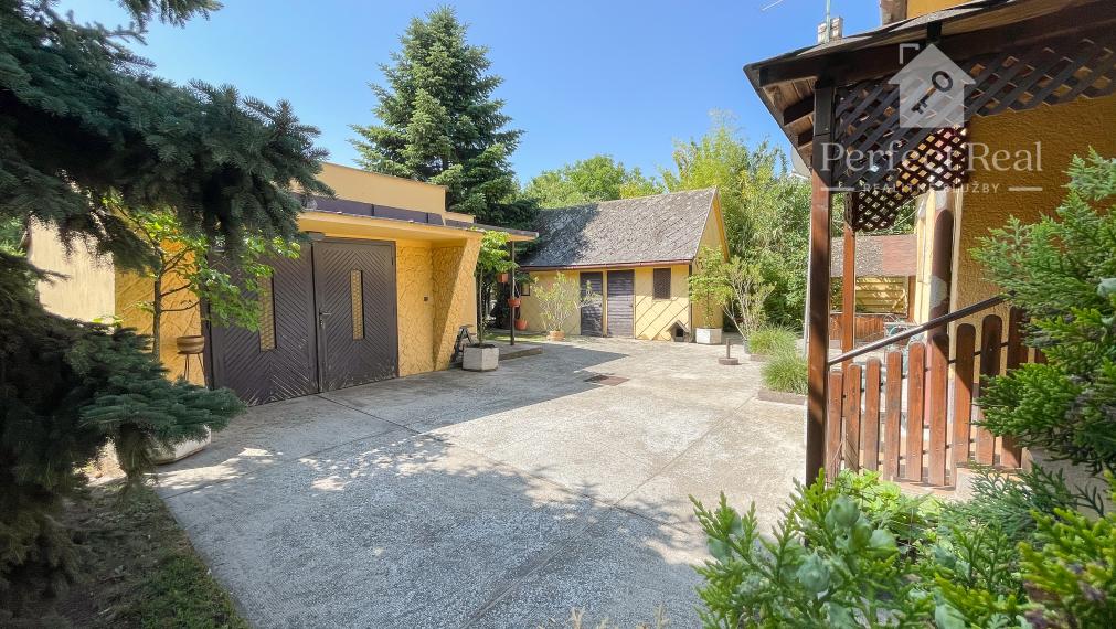 Obývateľný, veľmi zachovalý 4 izbový priestranný RD v obci Zlaté Klasy