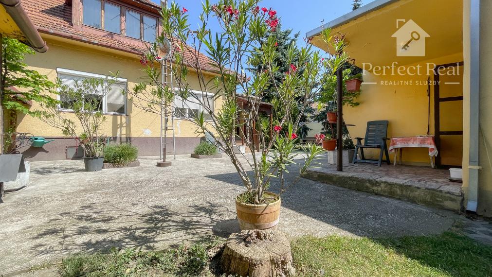 Obývateľný, veľmi zachovalý 4 izbový priestranný RD v obci Zlaté Klasy