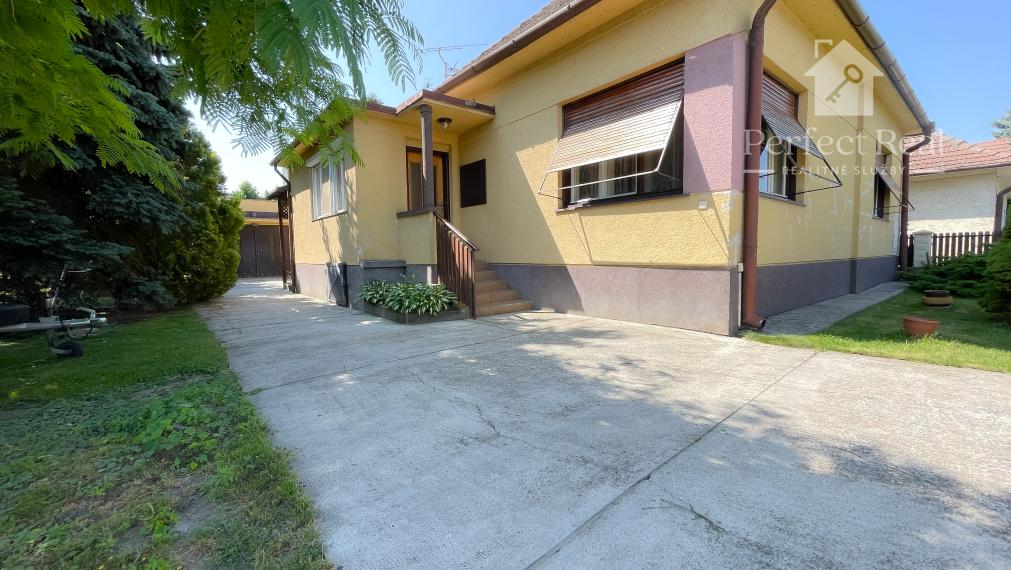 Obývateľný, veľmi zachovalý 4 izbový priestranný RD v obci Zlaté Klasy