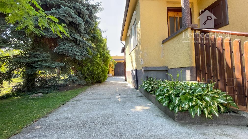 Obývateľný, veľmi zachovalý 4 izbový priestranný RD v obci Zlaté Klasy