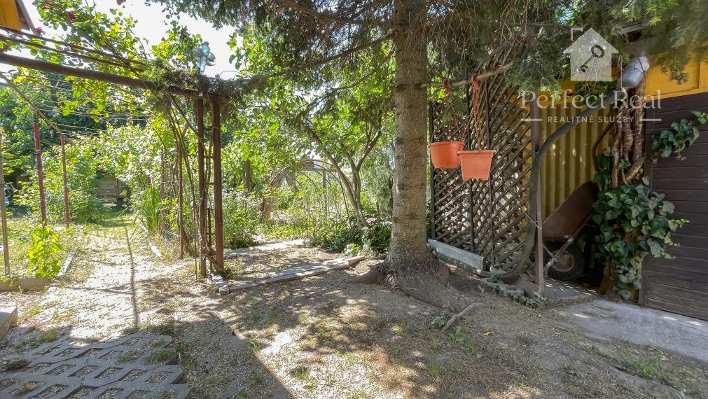 Obývateľný, veľmi zachovalý 4 izbový priestranný RD v obci Zlaté Klasy