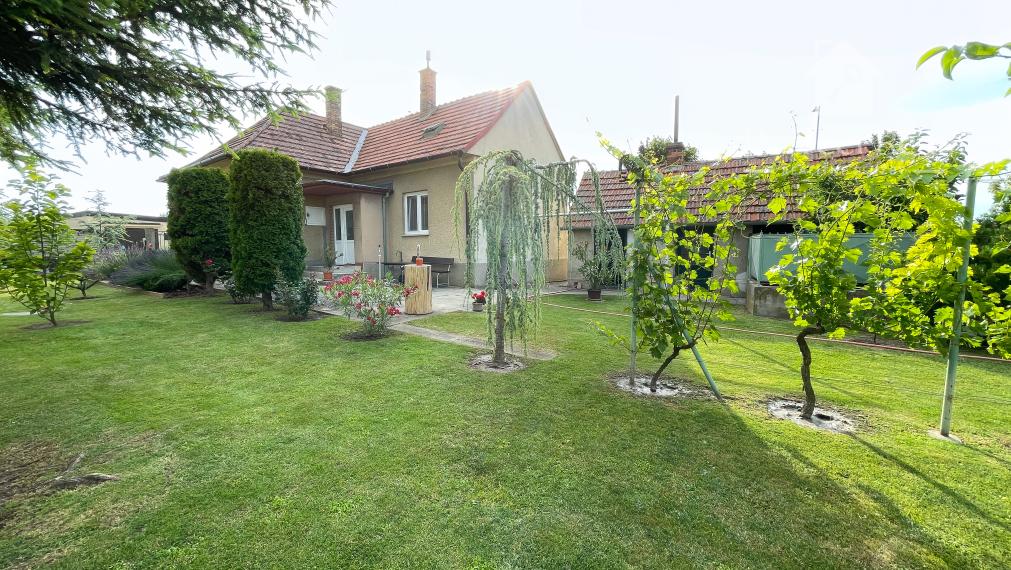 Útulný, 2 izbový tehlový rodinný dom v obci Zlaté Klasy-garáž