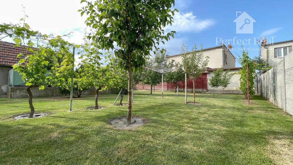 Útulný, 2 izbový tehlový rodinný dom v obci Zlaté Klasy-garáž