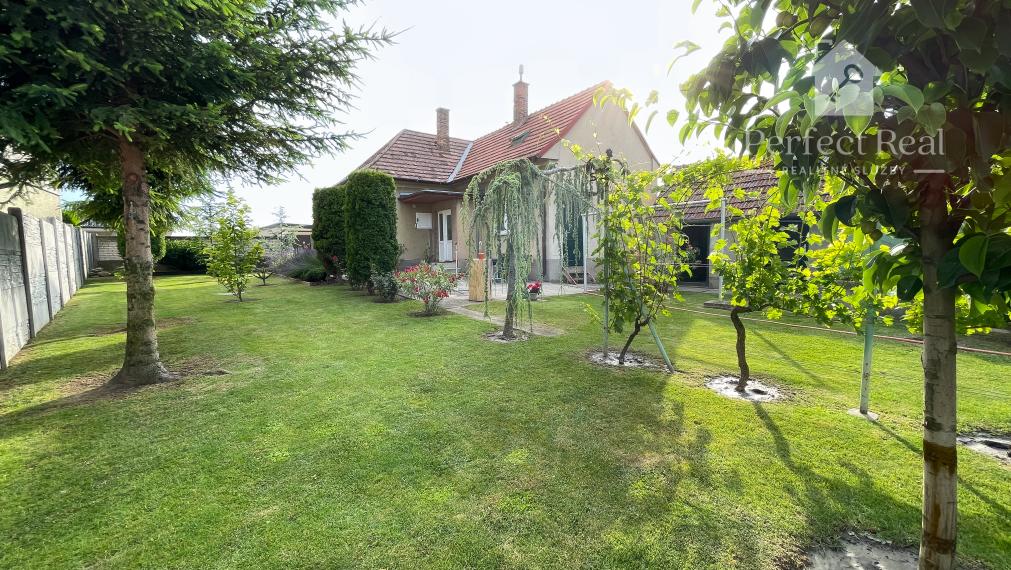 Útulný, 2 izbový tehlový rodinný dom v obci Zlaté Klasy-garáž