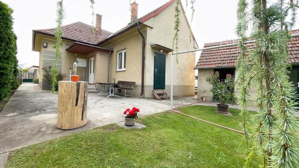 Útulný, 2 izbový tehlový rodinný dom v obci Zlaté Klasy-garáž