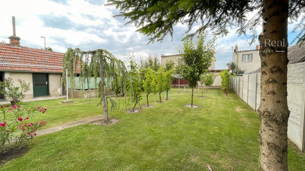 Útulný, 2 izbový tehlový rodinný dom v obci Zlaté Klasy-garáž