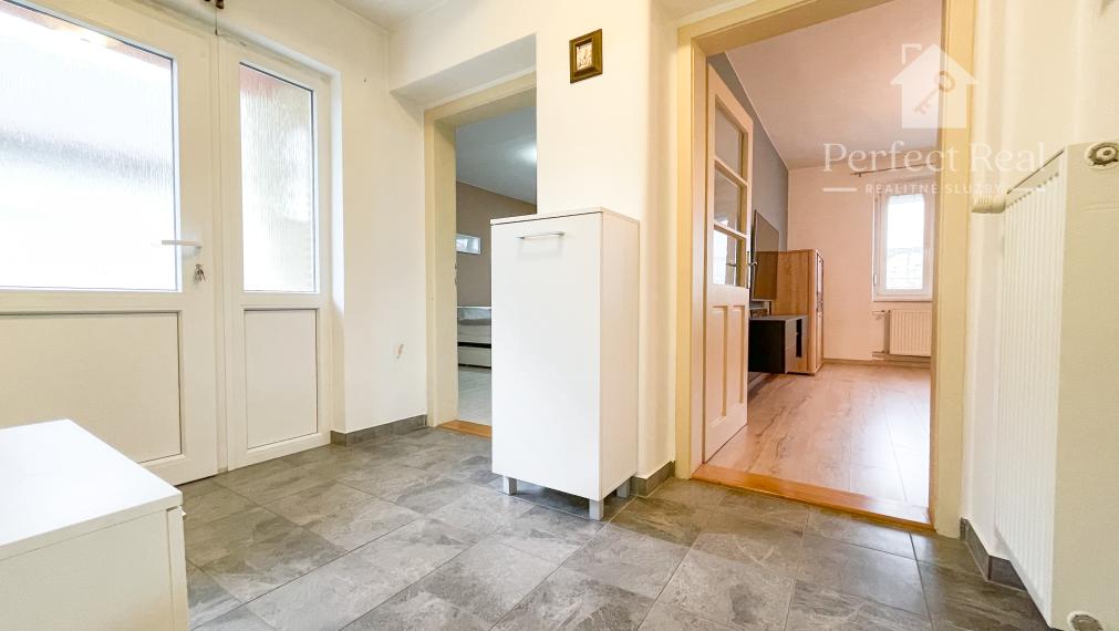 Útulný, 2 izbový tehlový rodinný dom v obci Zlaté Klasy-garáž