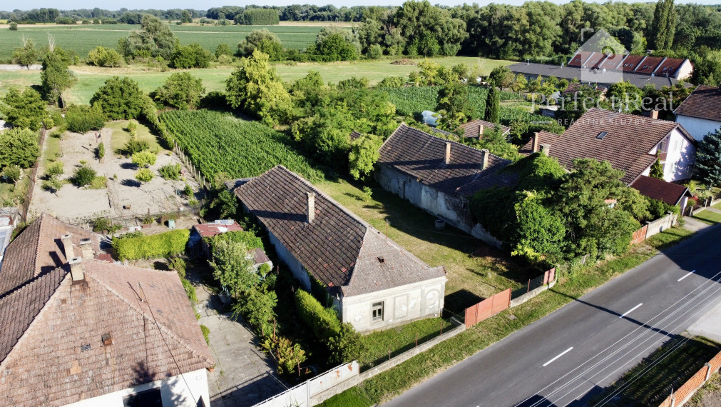 Veľký pozemok so starým domom v malebnej obci Medveďov, dohoda možná