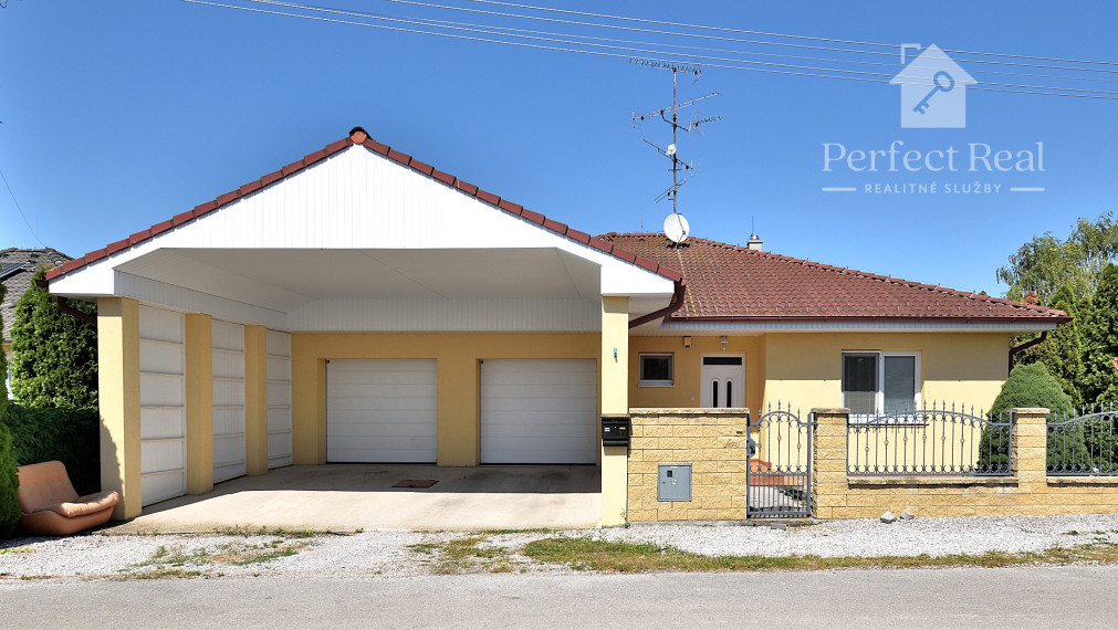 ZNÍŽENÁ CENA !!!  Priestranný 3 izbový dom s dvoj-garážou
