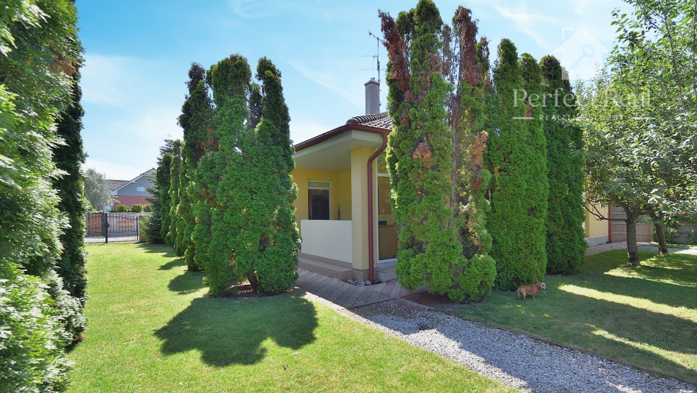 ZNÍŽENÁ CENA !!!  Priestranný 3 izbový dom s dvoj-garážou