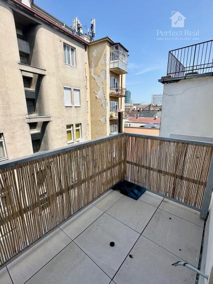 Perfektná poloha - Garsónka na prenájom s balkónom