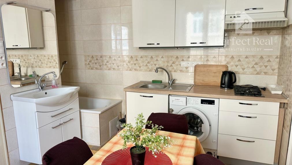 Perfektná poloha - Garsónka na prenájom s balkónom