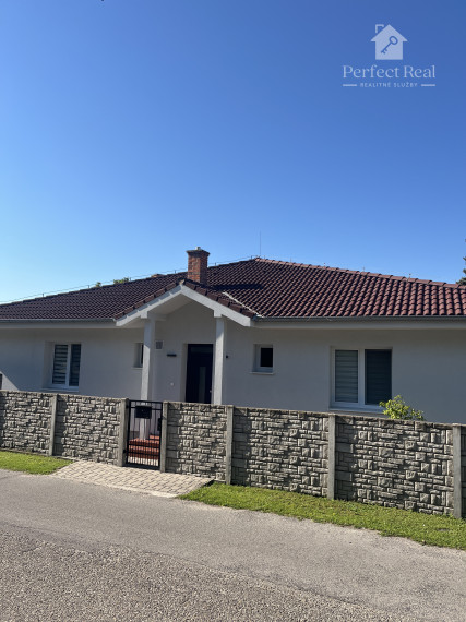 Exkluzívna ponuka - Krásny priestranný dom v obci Orechová Potôň