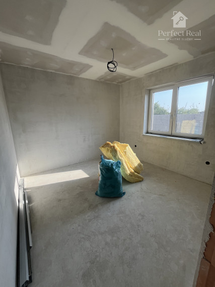 3izbový dom s parkovaním a terasou v obci Padáň