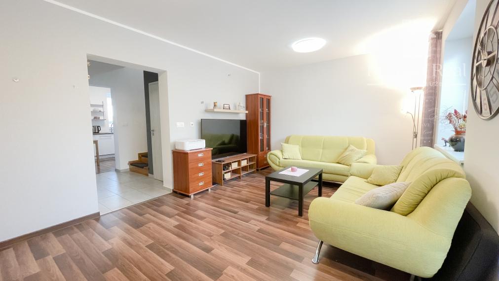 4 izbový mezonetový byt s malou záhradkou v obci Hviezdoslavov - 200m od vlakovej zastávky