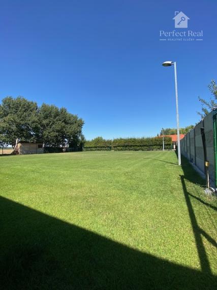 KRÁSNY STAVEBNÝ POZEMOK s vlastnou príjazdovou cestou  MAD