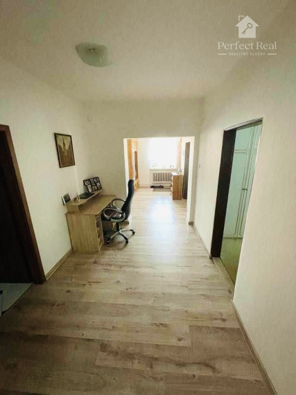 Krásny priestranný 5 izbový rodinný dom s vedľajšou stavbou v obci Vrakúň-  Rezervované