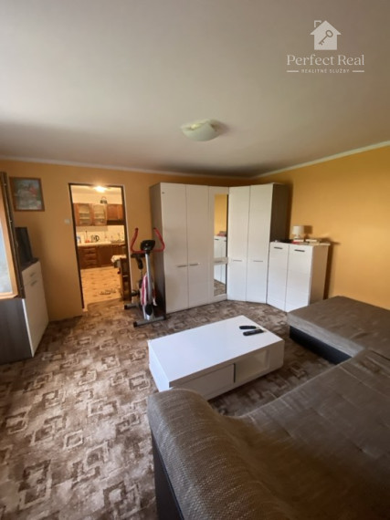 Krásny priestranný 5 izbový rodinný dom s vedľajšou stavbou v obci Vrakúň-  Rezervované