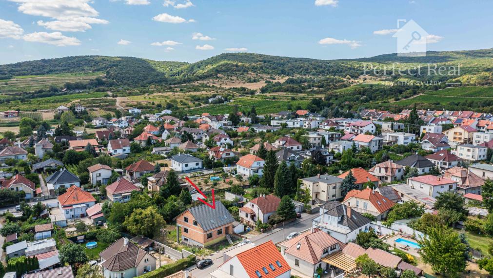 Exkluzívne na predaj priestranný, dvojpodlažný  rodinný dom v širšom centre Modry.
