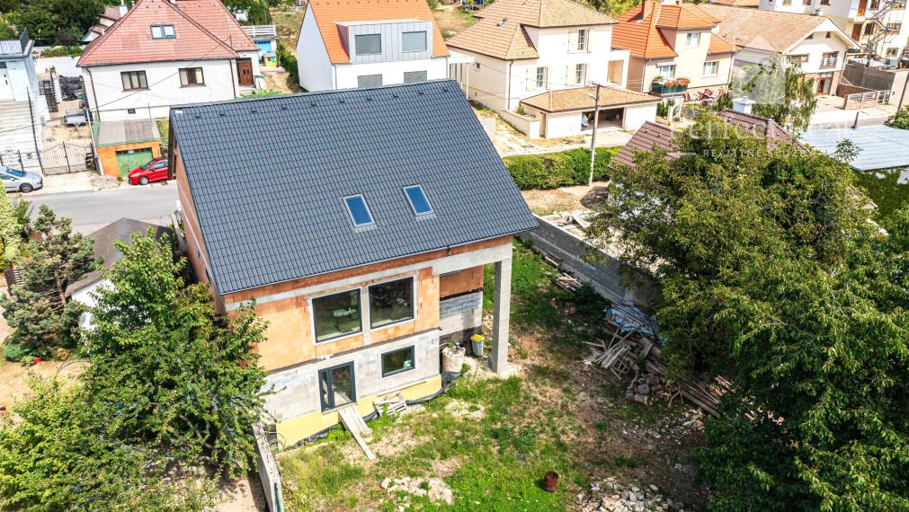 Exkluzívne na predaj priestranný, dvojpodlažný  rodinný dom v širšom centre Modry.