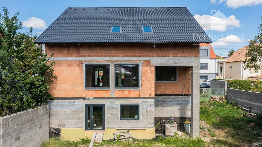 Exkluzívne na predaj priestranný, dvojpodlažný  rodinný dom v širšom centre Modry.