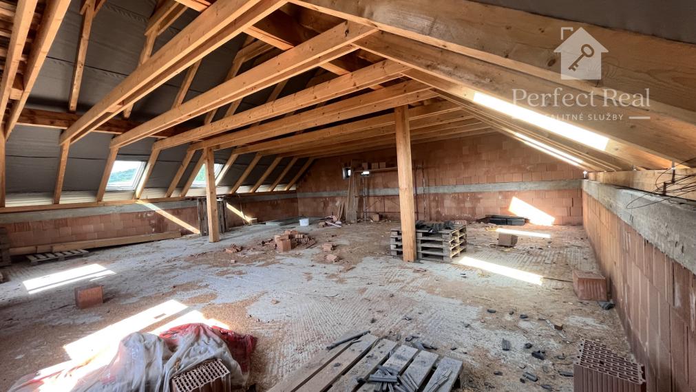 Exkluzívne na predaj priestranný, dvojpodlažný  rodinný dom v širšom centre Modry.