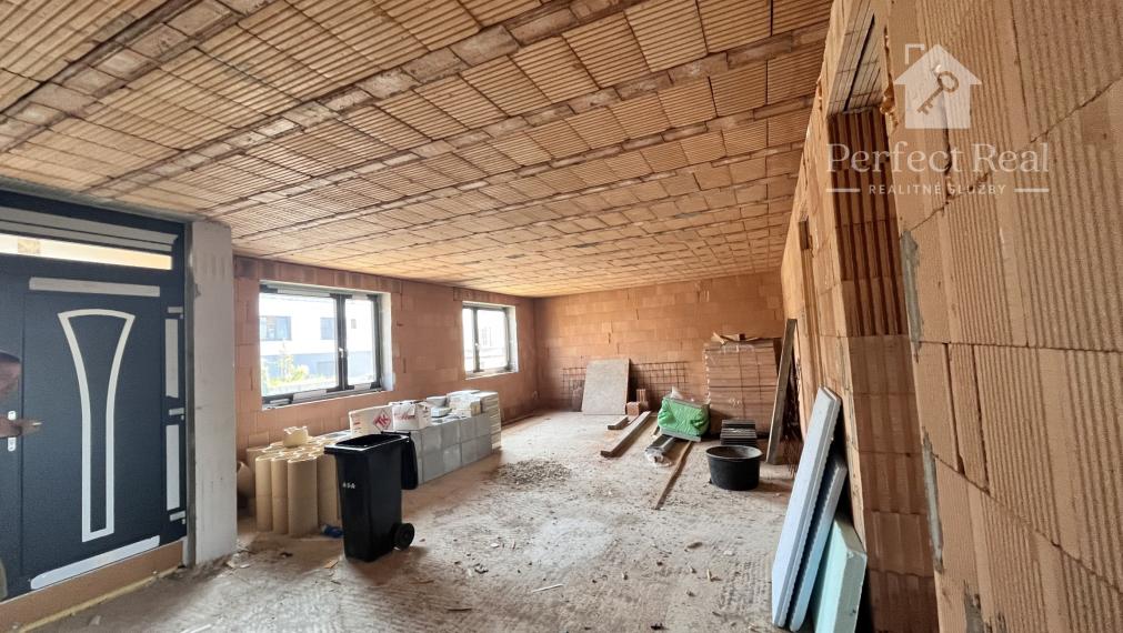 Exkluzívne na predaj priestranný, dvojpodlažný  rodinný dom v širšom centre Modry.