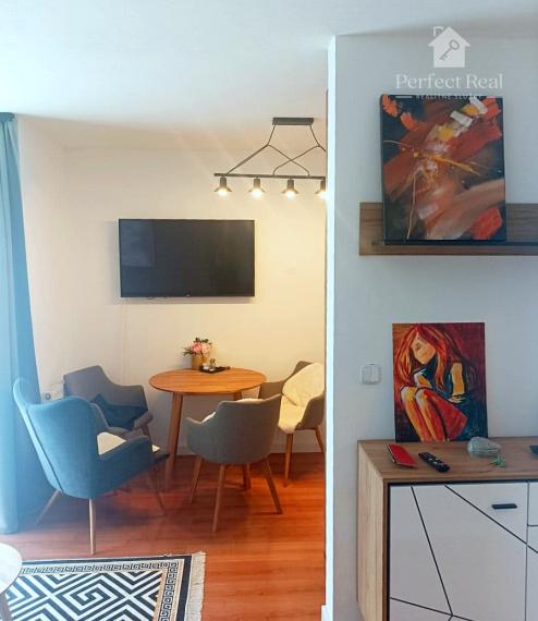 Moderný a plne zariadený 2-izbový byt s klimatizáciou a parkovaním pri Avione