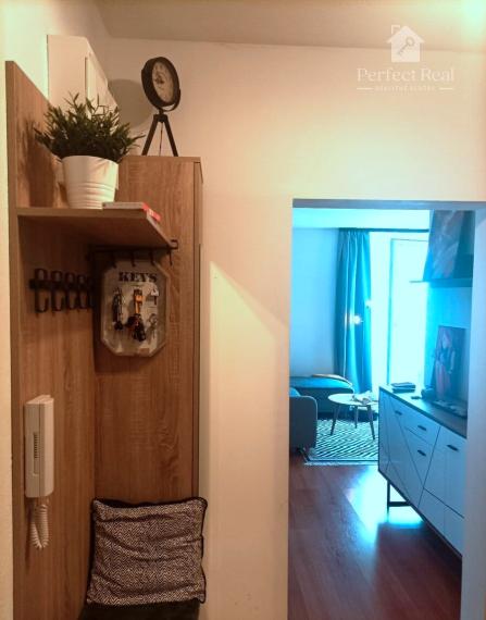 Moderný a plne zariadený 2-izbový byt s klimatizáciou a parkovaním pri Avione