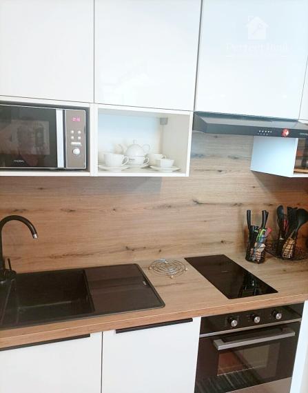 Moderný a plne zariadený 2-izbový byt s klimatizáciou a parkovaním pri Avione