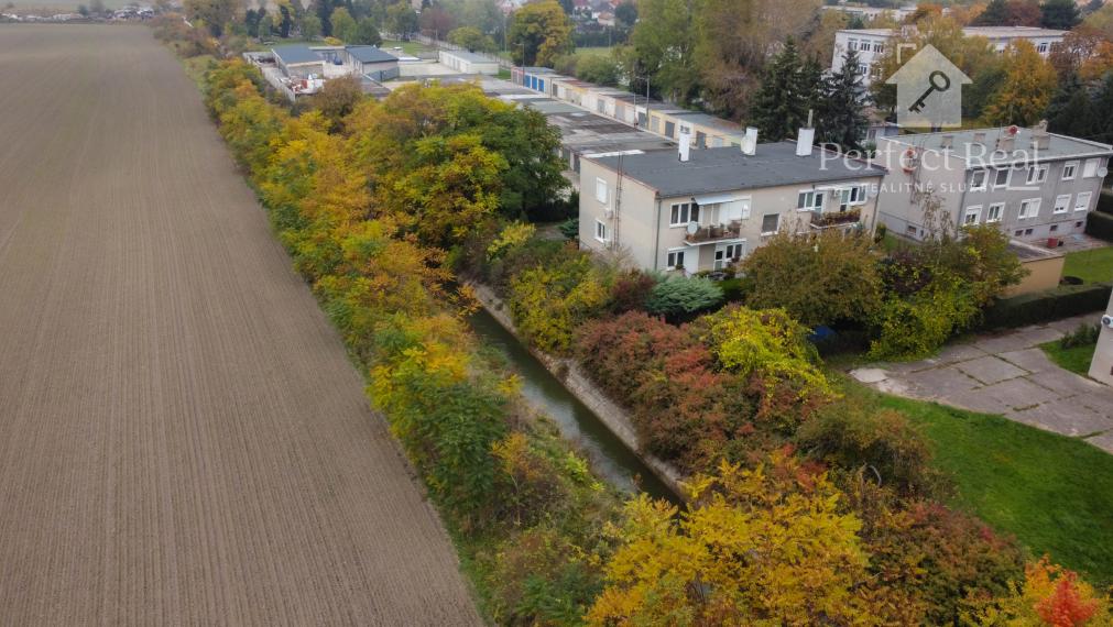 Priestranný 3 izbový byt s GARÁŽOU a so záhradkou v štvorbytovke v obci Zlaté Klasy- výborná lokalita