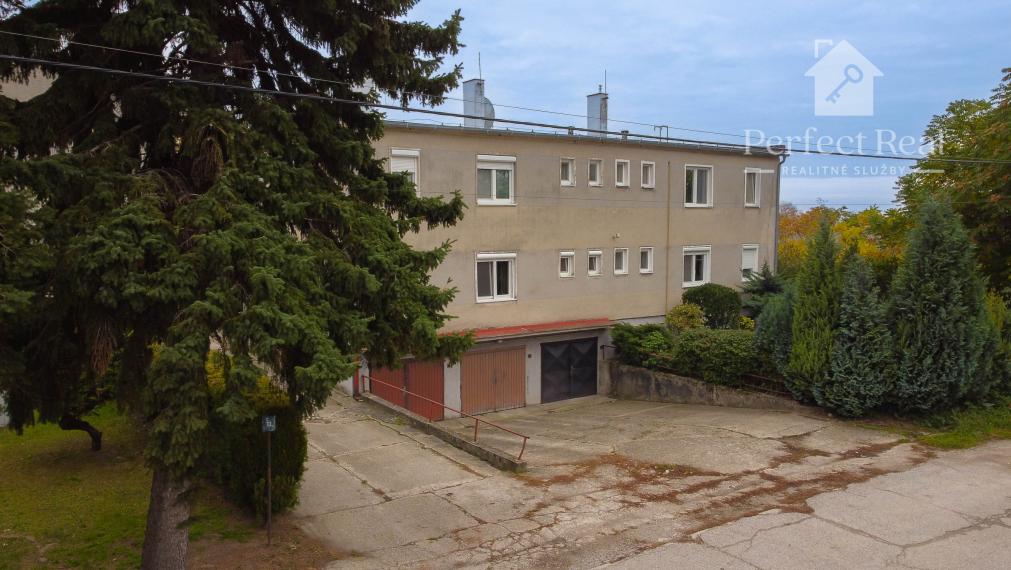 Priestranný 3 izbový byt s GARÁŽOU a so záhradkou v štvorbytovke v obci Zlaté Klasy- výborná lokalita