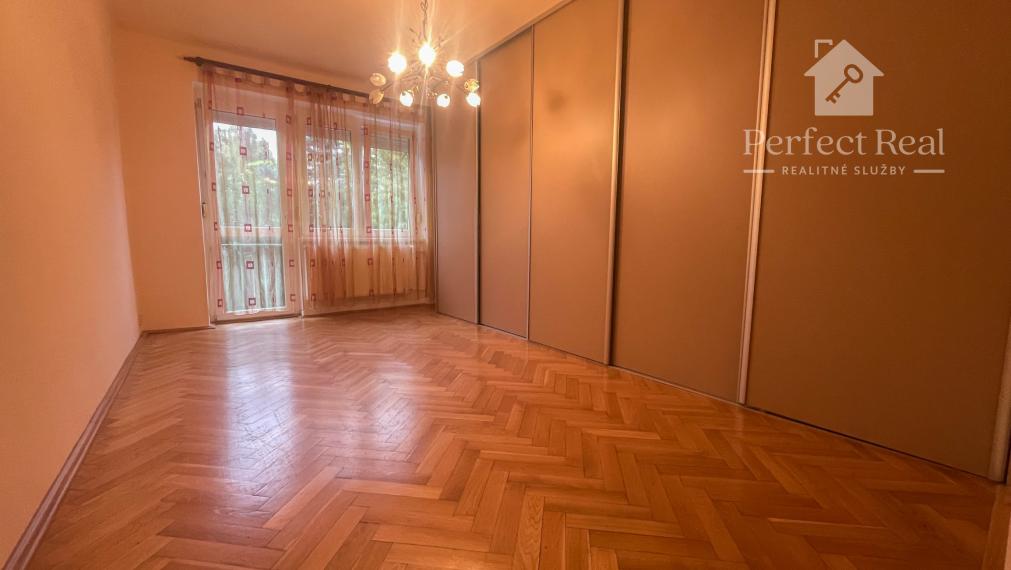 Priestranný 3 izbový byt s GARÁŽOU a so záhradkou v štvorbytovke v obci Zlaté Klasy- výborná lokalita