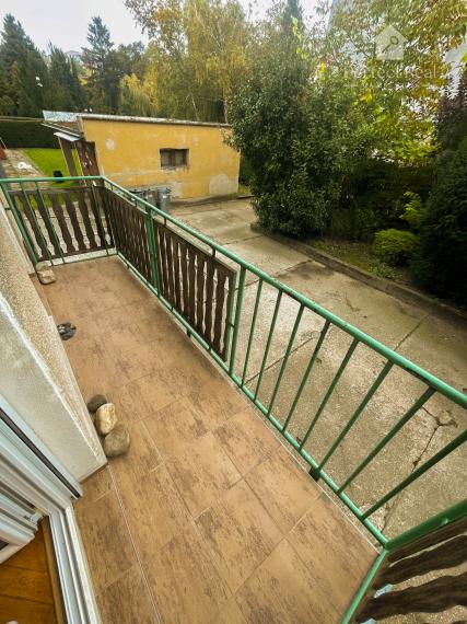 Priestranný 3 izbový byt s GARÁŽOU a so záhradkou v štvorbytovke v obci Zlaté Klasy- výborná lokalita