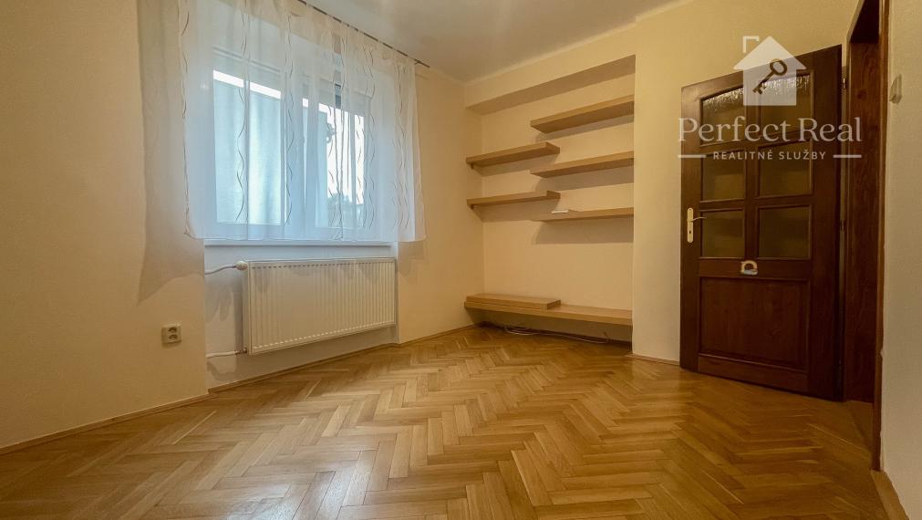 Priestranný 3 izbový byt s GARÁŽOU a so záhradkou v štvorbytovke v obci Zlaté Klasy- výborná lokalita