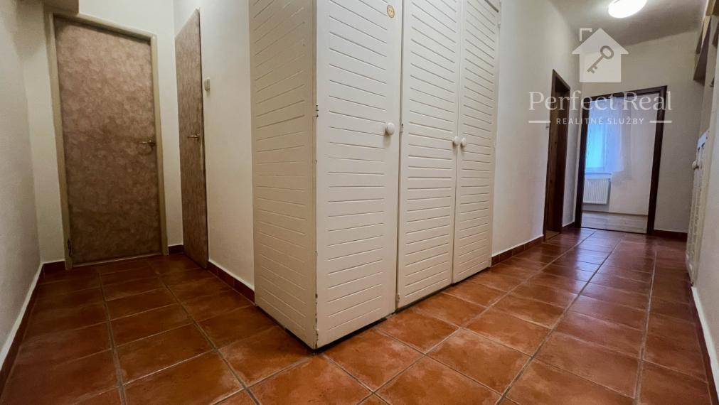 Priestranný 3 izbový byt s GARÁŽOU a so záhradkou v štvorbytovke v obci Zlaté Klasy- výborná lokalita