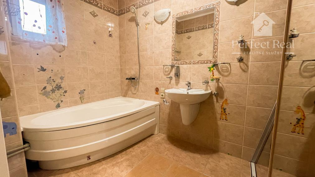 Priestranný 3 izbový byt s GARÁŽOU a so záhradkou v štvorbytovke v obci Zlaté Klasy- výborná lokalita