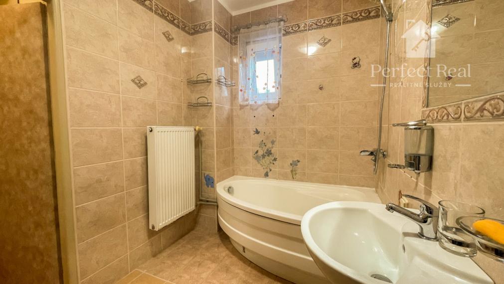 Priestranný 3 izbový byt s GARÁŽOU a so záhradkou v štvorbytovke v obci Zlaté Klasy- výborná lokalita