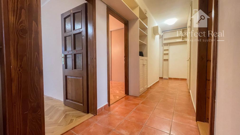 Priestranný 3 izbový byt s GARÁŽOU a so záhradkou v štvorbytovke v obci Zlaté Klasy- výborná lokalita