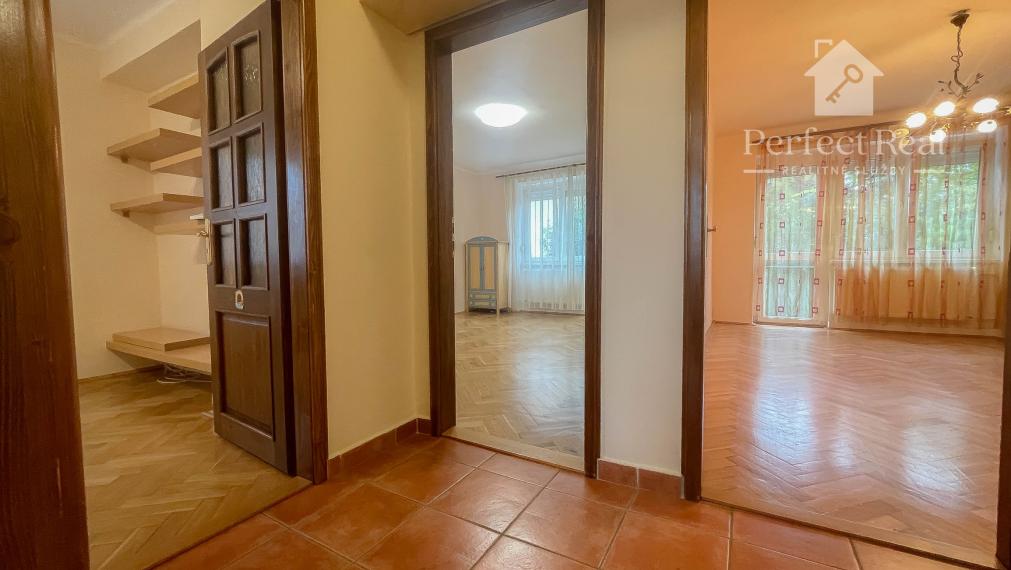 Priestranný 3 izbový byt s GARÁŽOU a so záhradkou v štvorbytovke v obci Zlaté Klasy- výborná lokalita