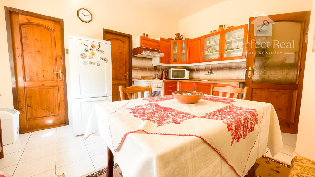 Obývateľný, veľmi zachovalý 4 izbový priestranný RD v obci Zlaté Klasy